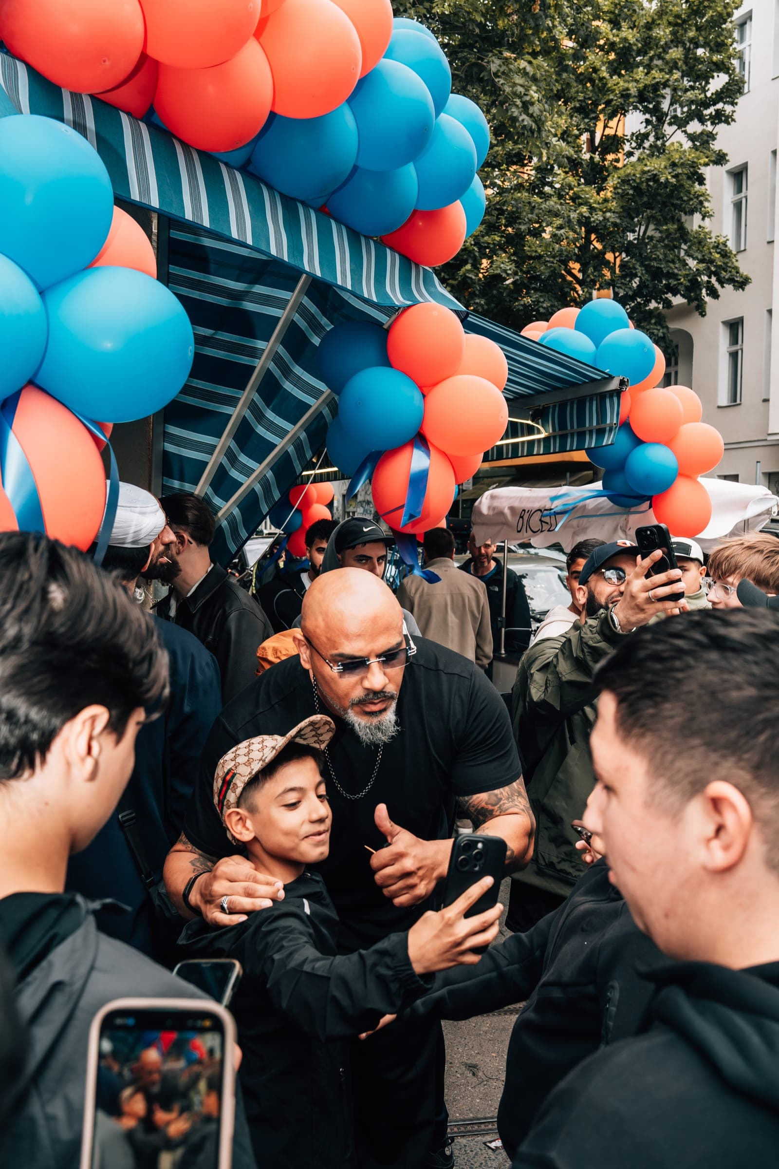 Massiv macht ein Selfie mit einem jungen Fan