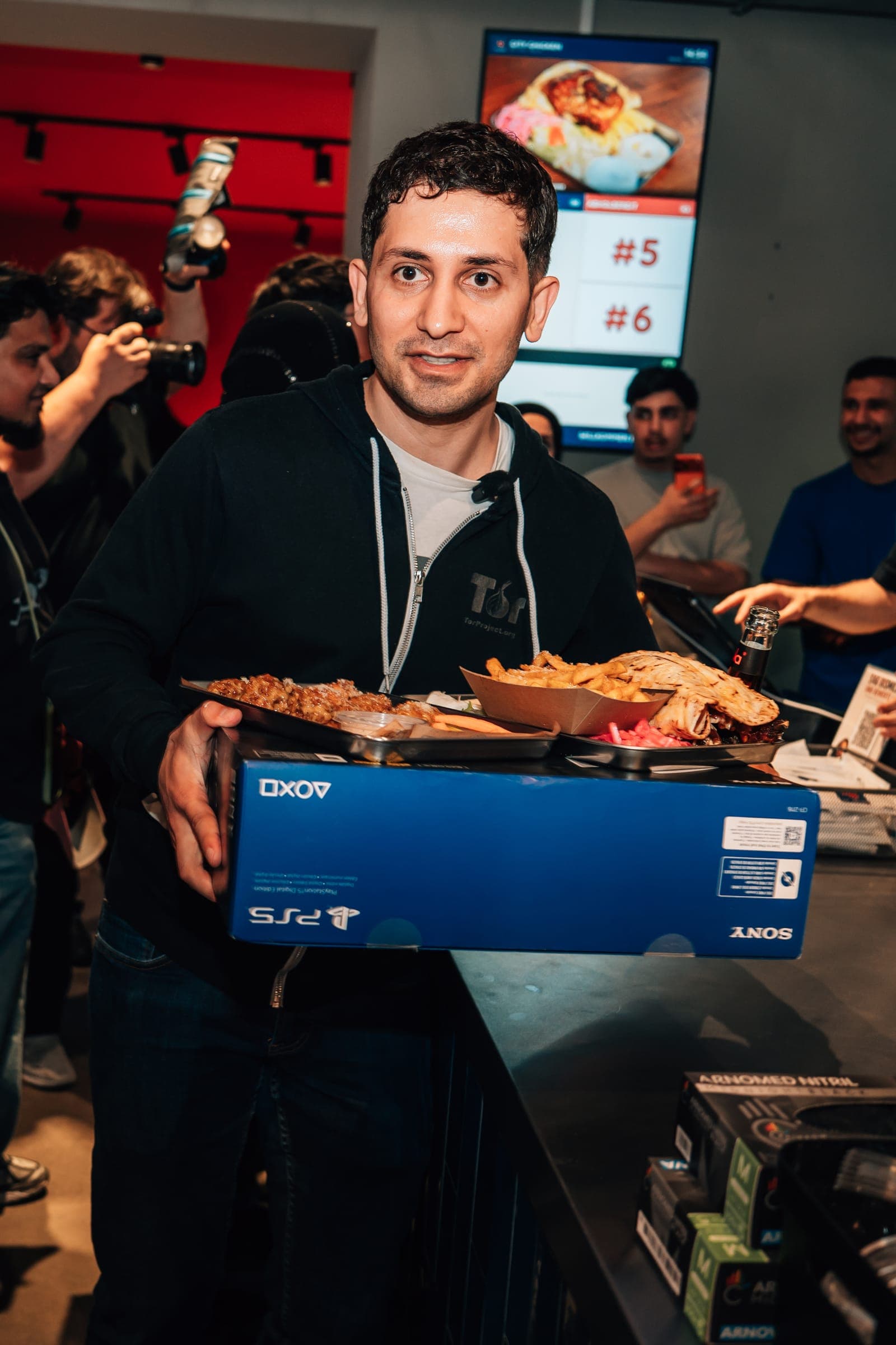 Gewinner mit Tablett und PlayStation 5