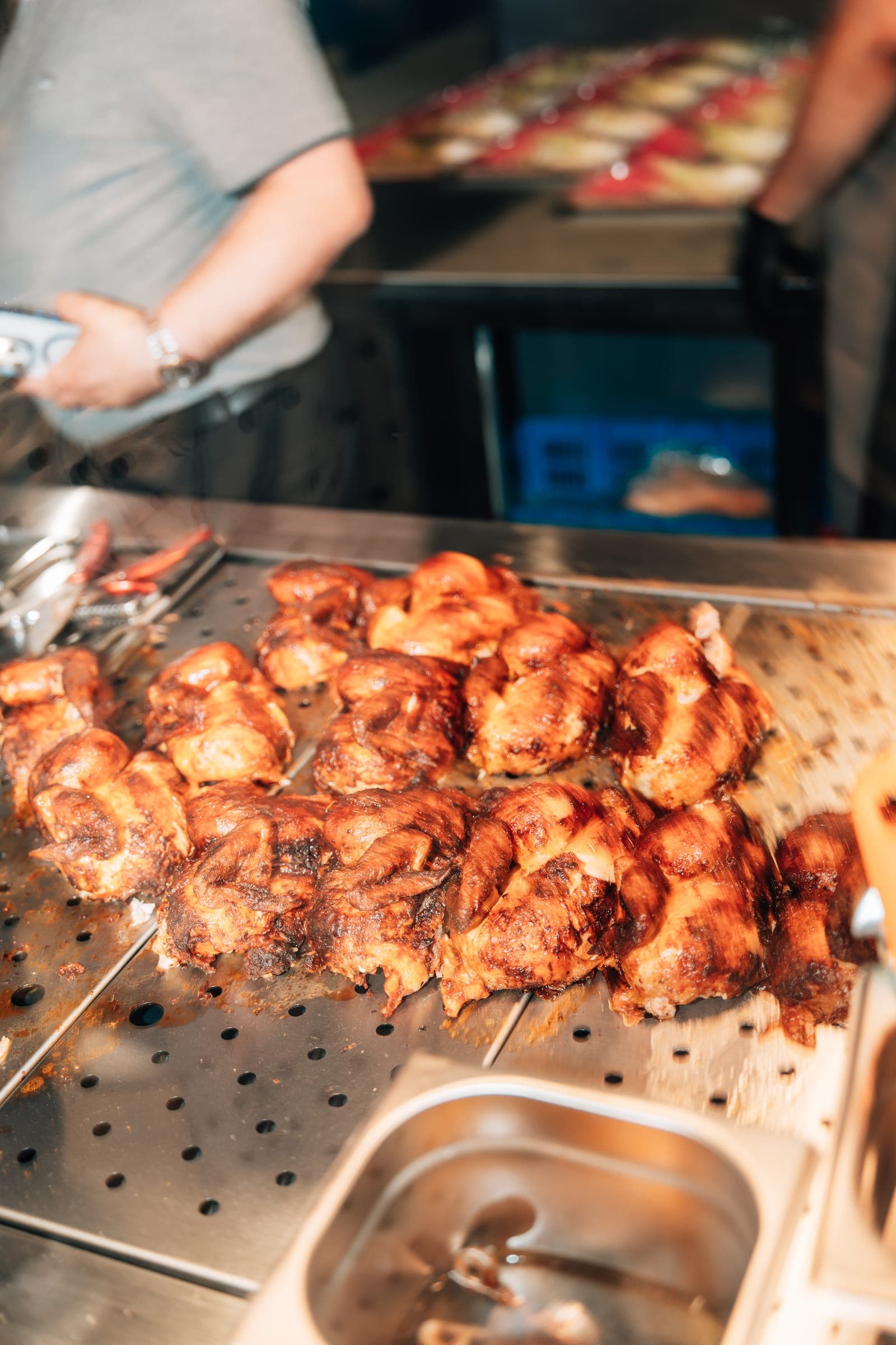 Hähnchen auf dem Grill, knusprig glasiert