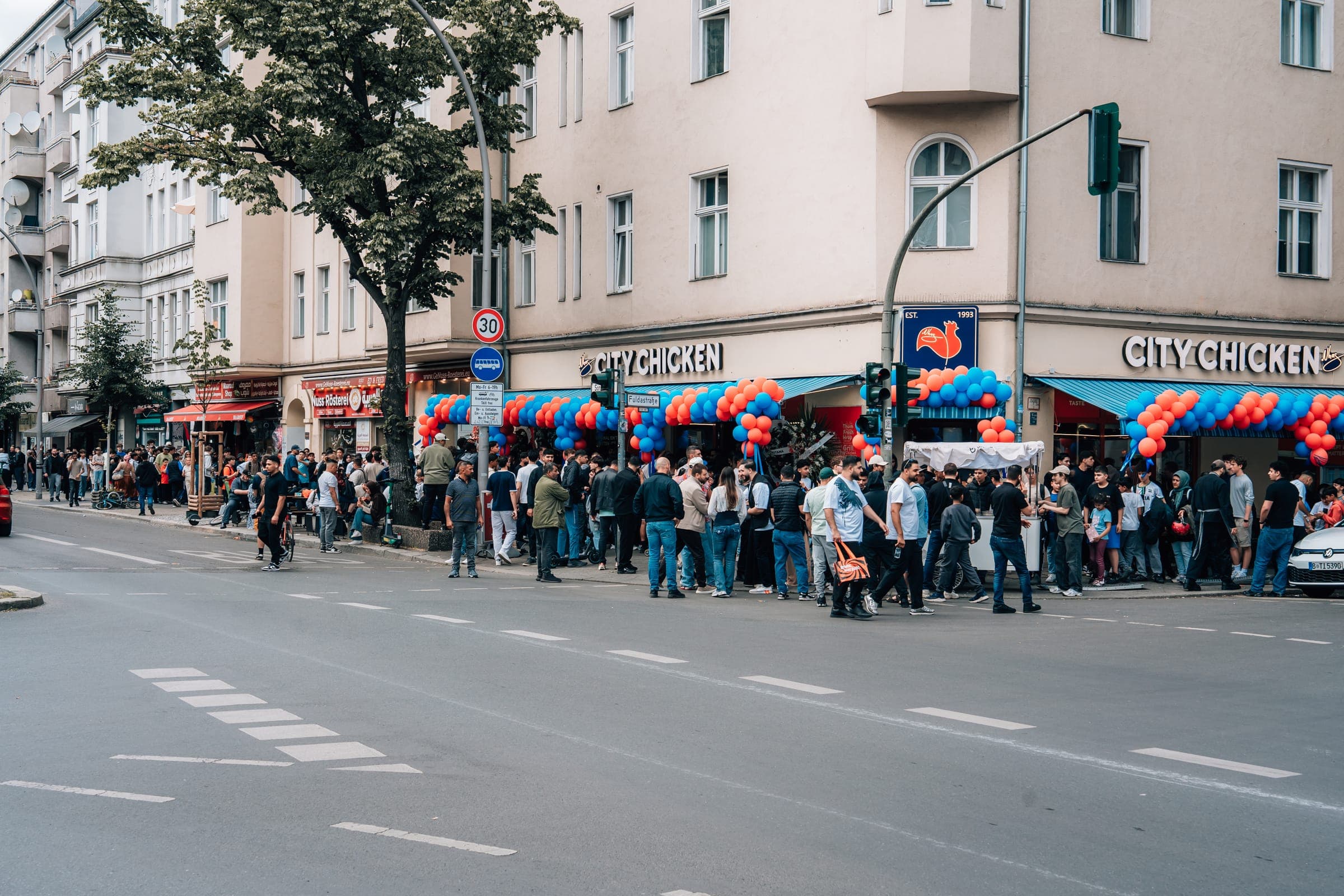 Andrang und lange Schlangen rund um den Block vor der Filiale