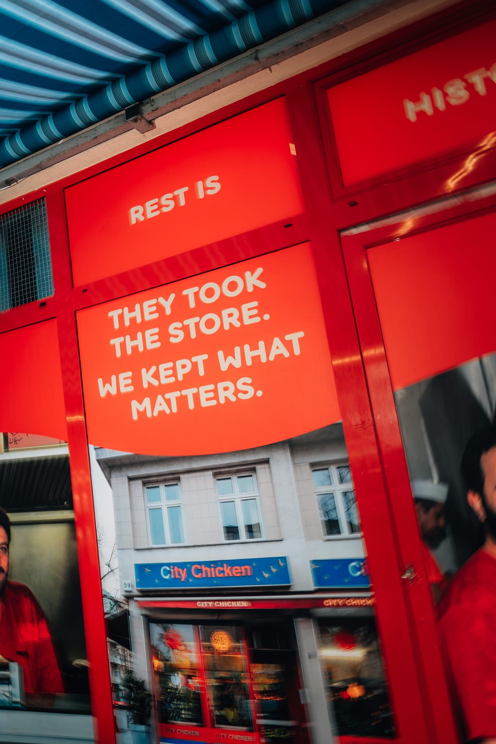 Schaufenster mit dem Schriftzug „They took the store. We kept what matters.“