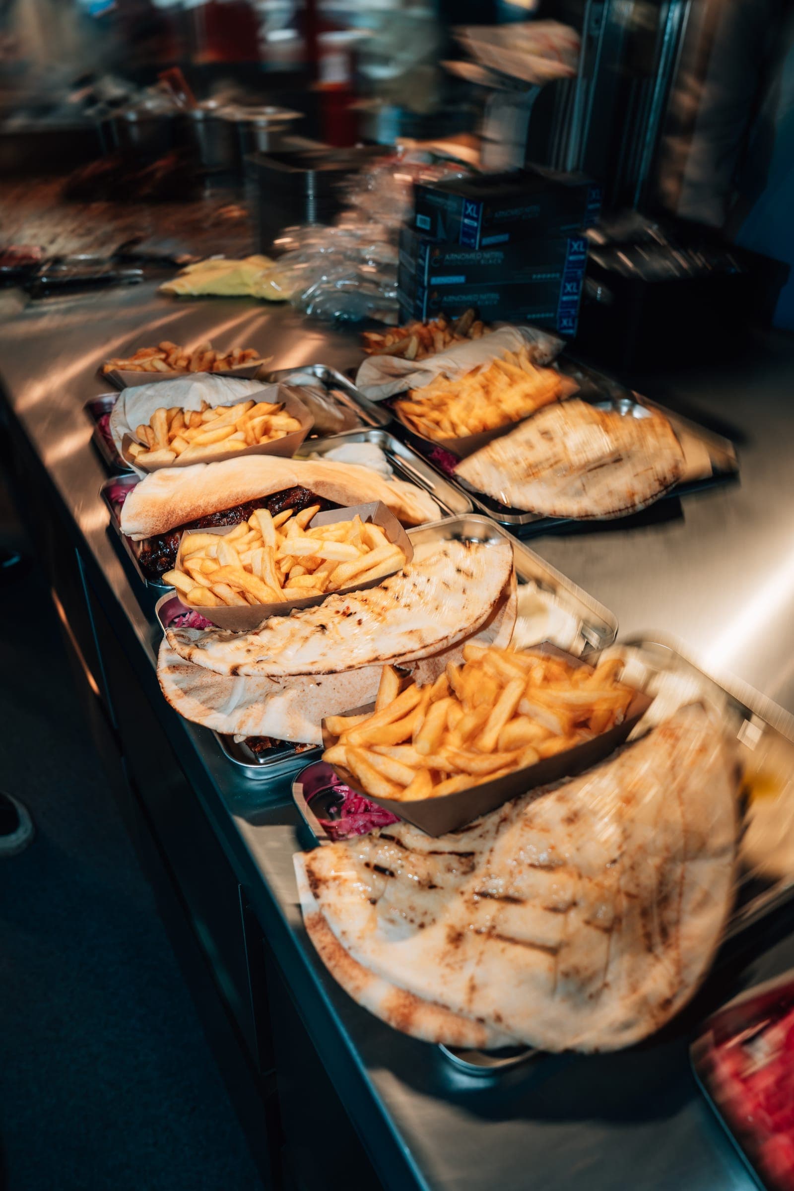 Frisch belegtes City-Chicken-Fladenbrot mit Pommes