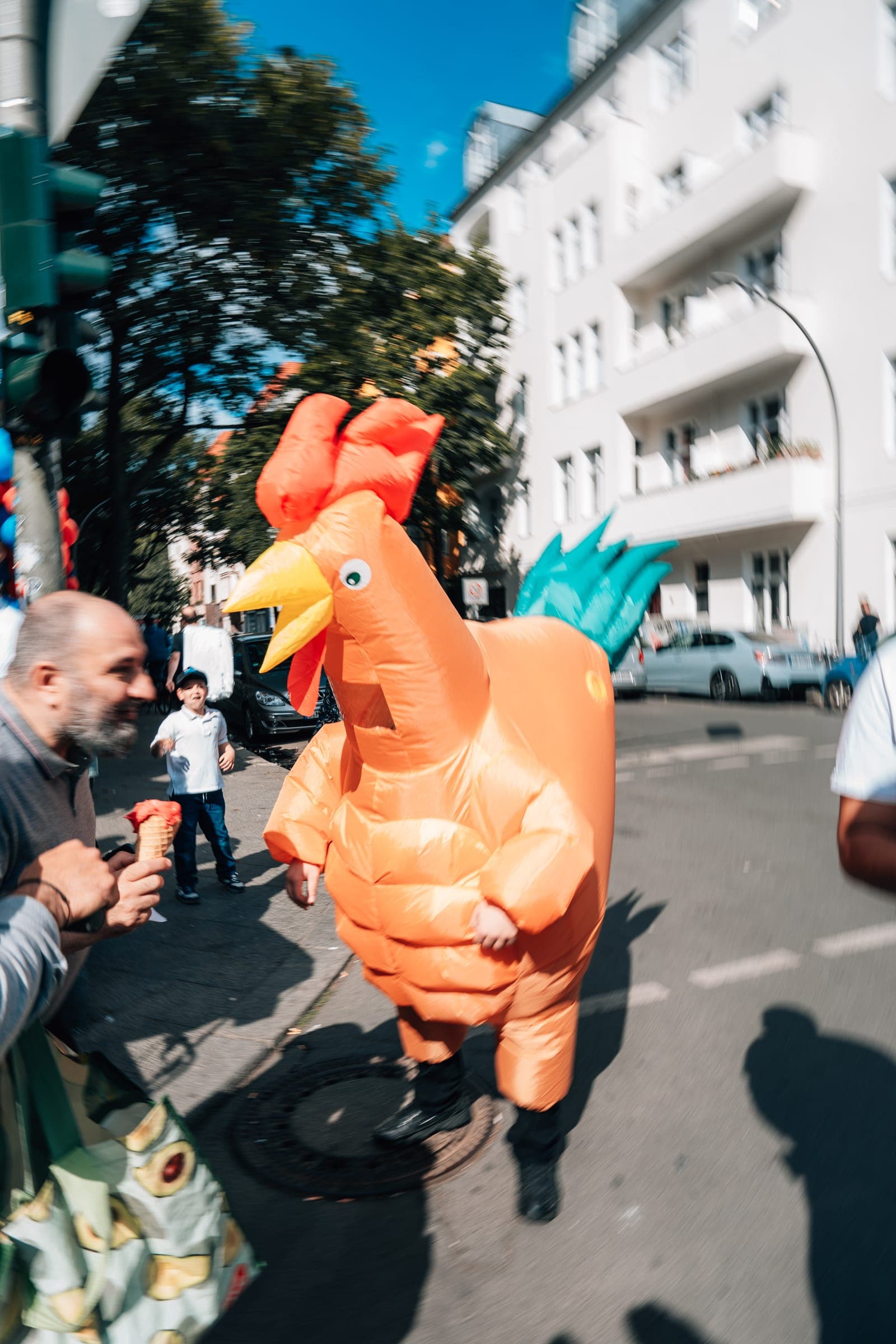 Das aufblasbare Hähnchen-Maskottchen auf der Straße