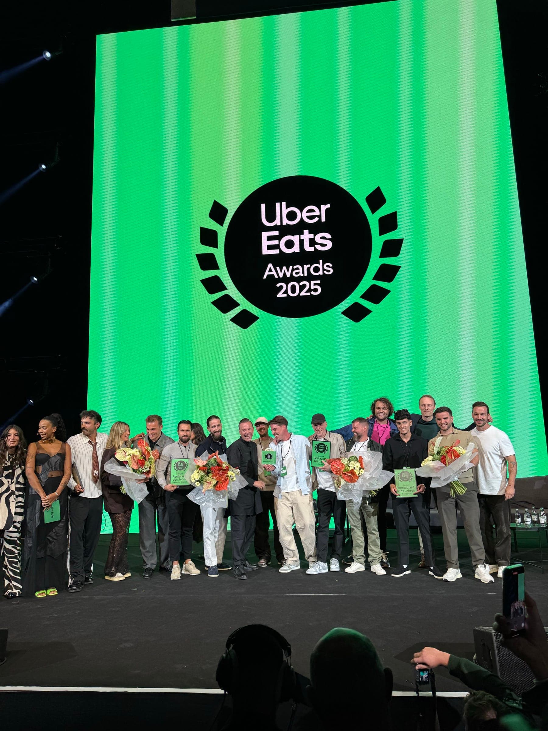 Nhas City Chicken auf der Bühne der Uber Eats Awards 2025