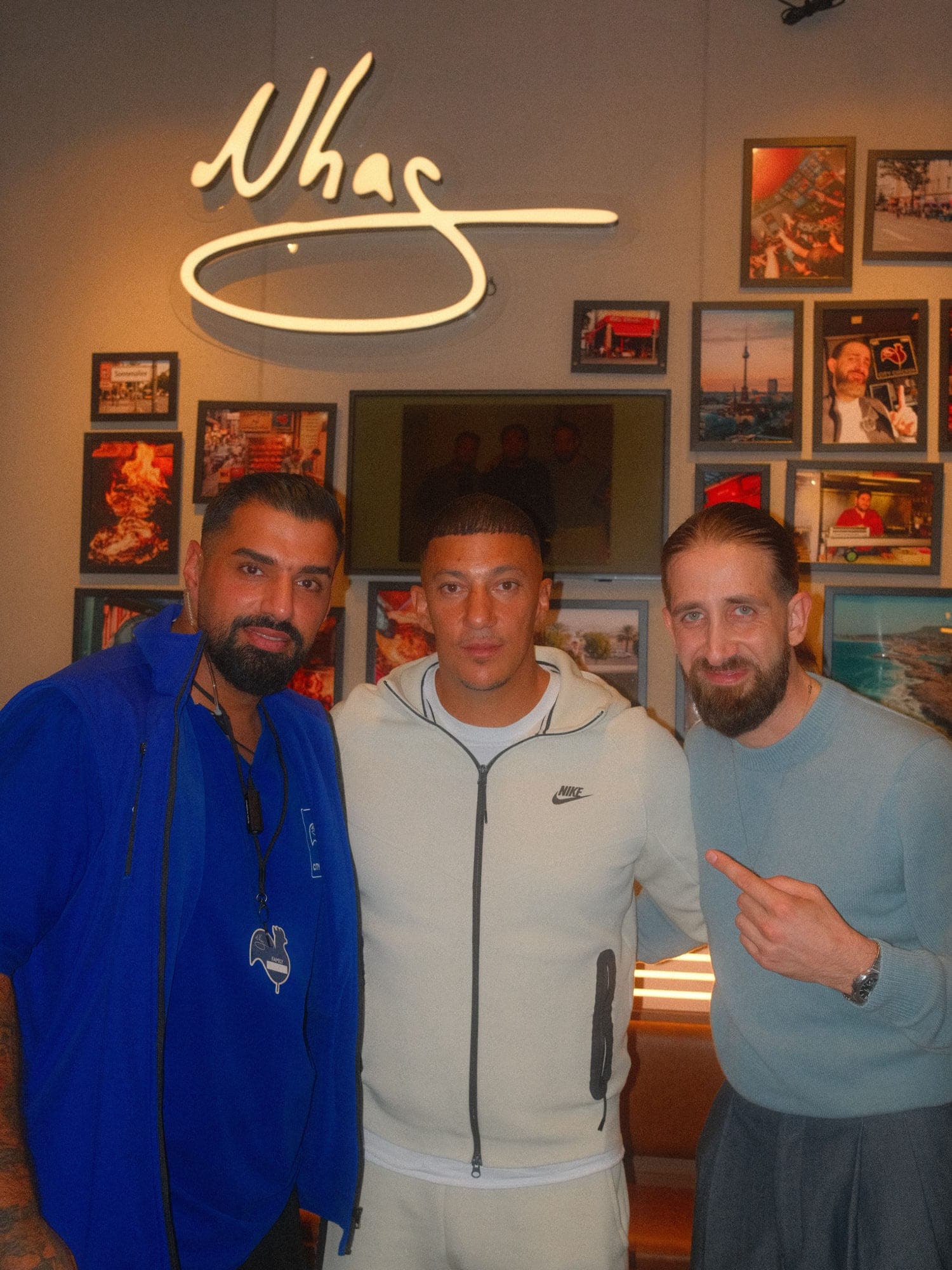 Farid Bang mit Omar Nhas unter dem Nhas-Neonschriftzug im Kölner Store