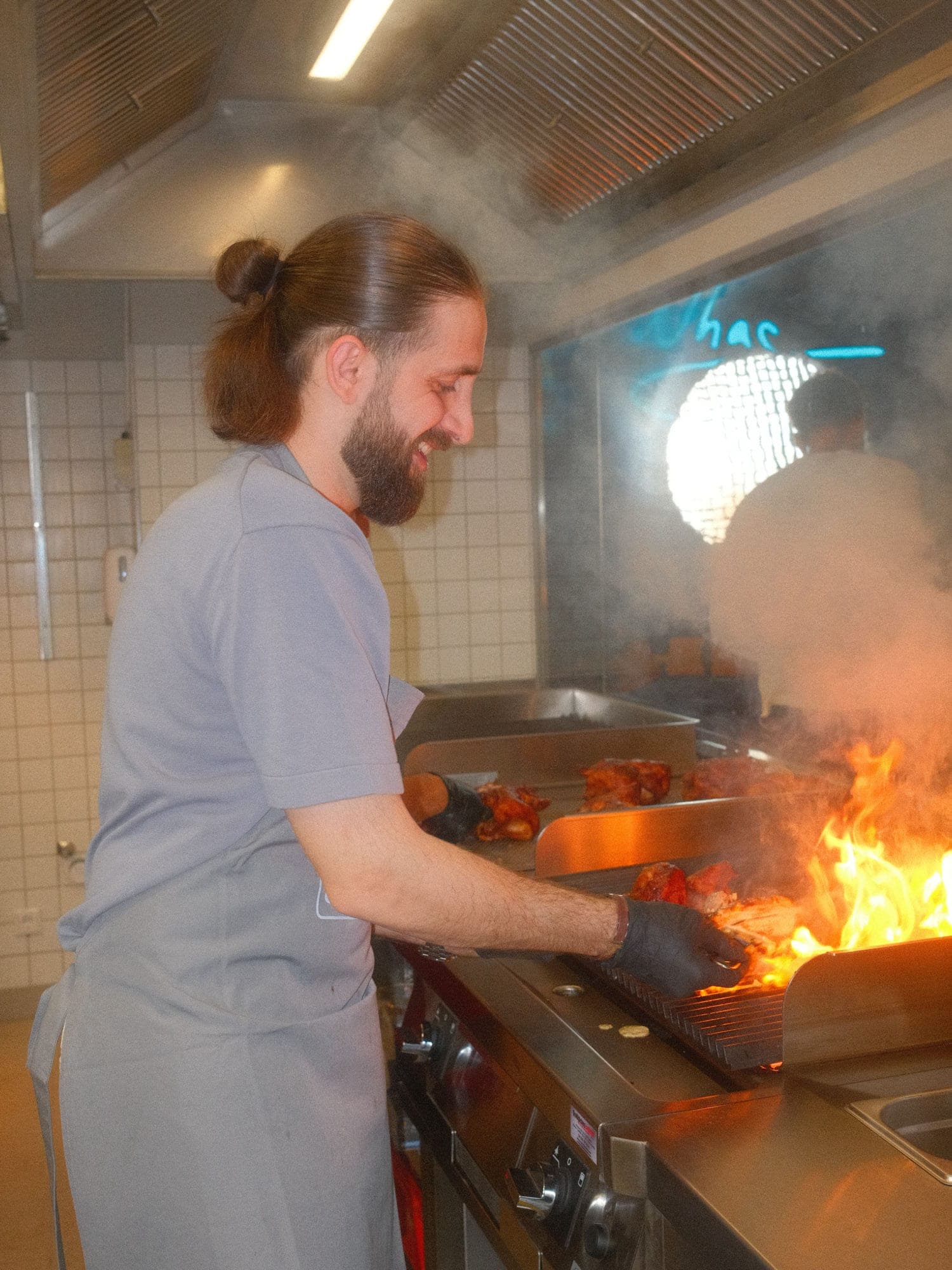 Hähnchen über offener Flamme auf dem Lavasteingrill im Kölner Store