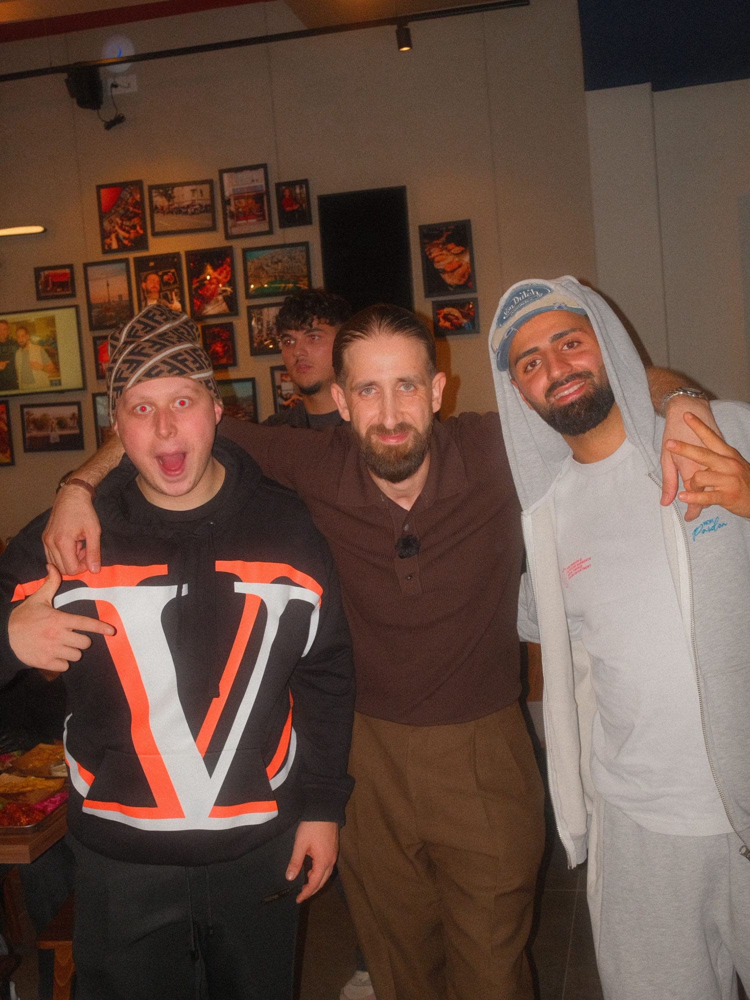 Omar Nhas mit den Streamern Semih und Jordan im neuen Kölner Store
