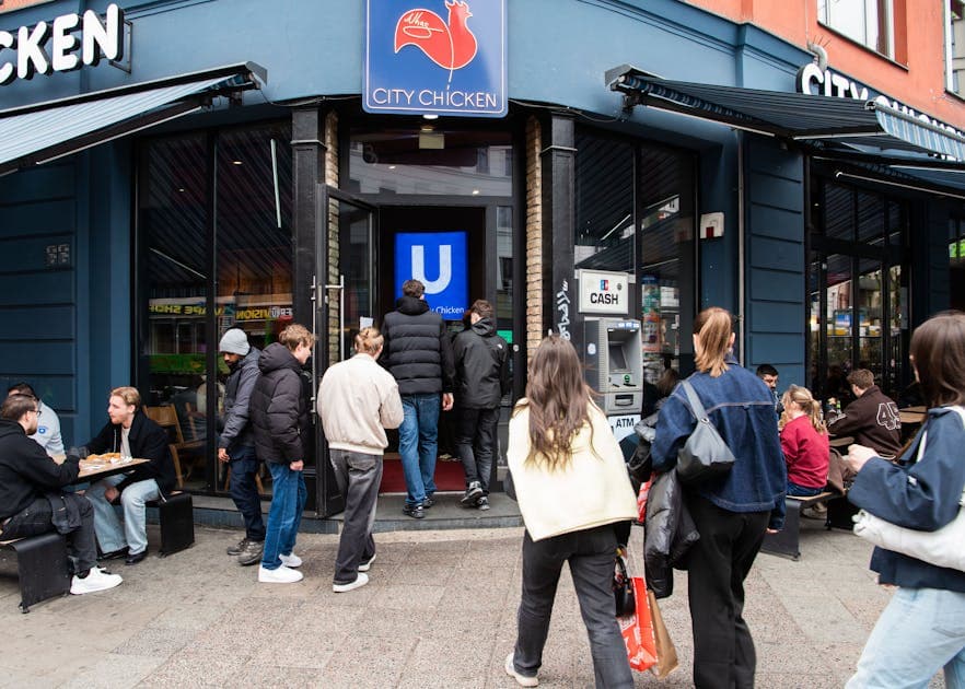 Schlange vor der Nhas City Chicken Filiale am Rosenthaler Platz in Berlin