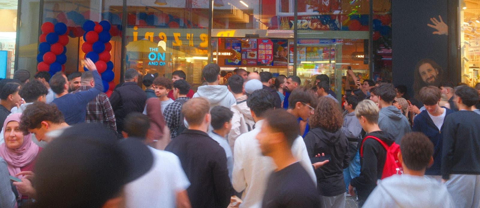 Wartende Menge vor dem neuen Nhas City Chicken in der Kölner Breite Straße