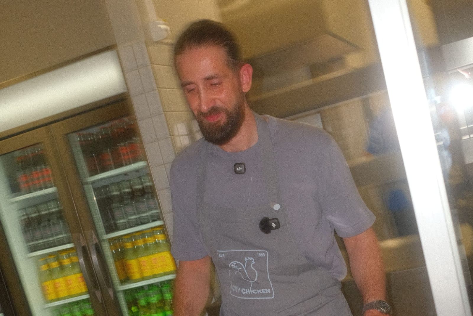 Omar Nhas hinter der Theke im neuen Kölner Store von Nhas City Chicken