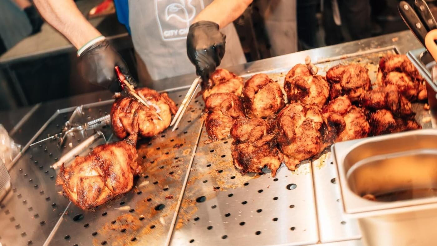 Frisch gegrillte Hähnchen auf der Theke von Nhas City Chicken in der Sonnenallee